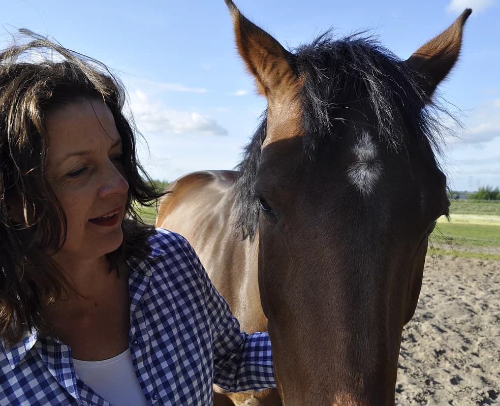 Jacomijn naast haar paard